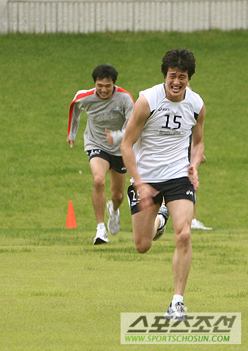 
	 '����, ���������!' �����ΰ� ���߷� Ű��� �Ʒÿ��� �̸� �ǹ��� �ٰ� �ִ�. �� ������ ������ �念��.
