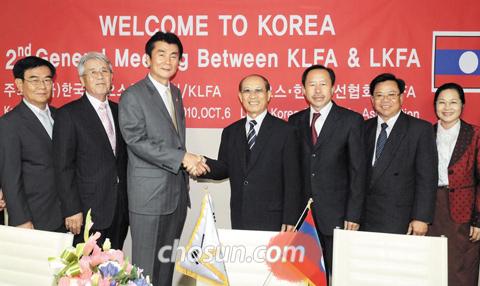 
	오명환 한국·라오스 친선협회장(왼쪽 세번째)과 통사밧 프라셋 라오스·한국 친선협회장(왼쪽 네번째)이 악수를 나누고 있다. /정경열 기자 krchung@chosun.com
