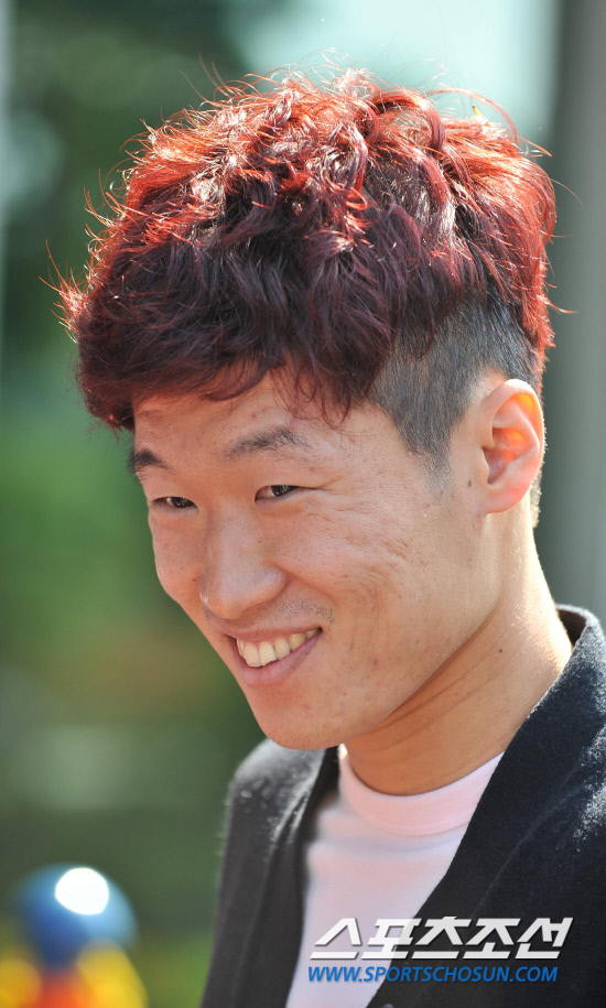 
	2010.10.7.

' �����̴� ���� ������ �Ǿ��׿�~' ������ ������ ��Ÿ�Ϸ� ����NFC�� �Լ��� ��������  �⿬½�� �̼Ҹ� ��� 7�� ���� NFC�� �Լ��ϰ� �ִ�.

����NFC=�����ʱ��� young@sportschosun.com


