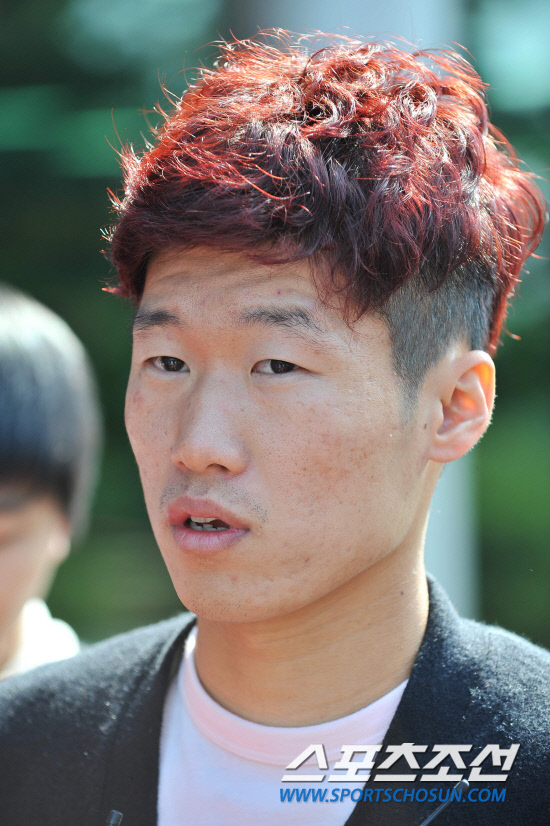 
	2010.10.7.

' �����̴� ���� ������ �Ǿ��׿�~' ������ ������ ��Ÿ�Ϸ� ����NFC�� �Լ��� �������� ���ڵ��� ������ ���ϰ� �ִ�. �������� ���� 12�� �������� �յΰ� 7�� �����౸Ʈ���̴� ���ͷ� �Լ��ߴ�.

����NFC=�����ʱ��� young@sportschosun.com


