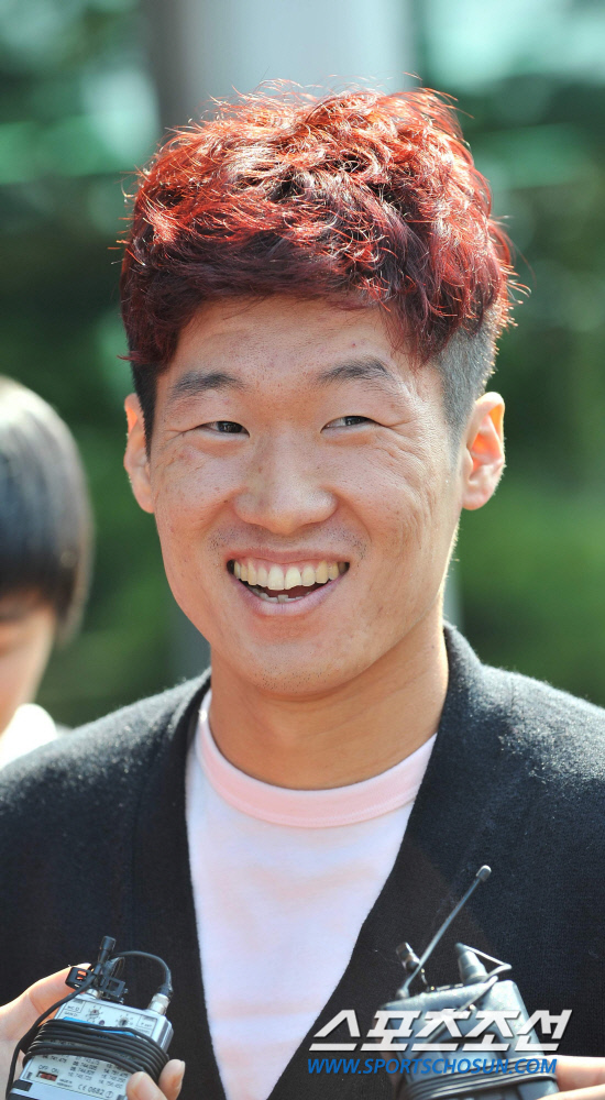 
	2010.10.7.

' �����̴� ���� ������ �Ǿ��׿�~' ������ ������ ��Ÿ�Ϸ� ����NFC�� �Լ��� �������� ���ڵ��� ������ ���ϸ� ȯ�� ������ ���� �ִ�. �������� ���� 12�� �������� �յΰ� 7�� �����౸Ʈ���̴� ���ͷ� �Լ��ߴ�.

����NFC=�����ʱ��� young@sportschosun.com


