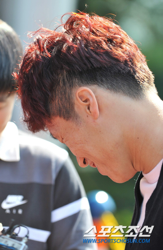 
	2010.10.7.

�౸��ǥ�� �������� ���� 12�� �������� �յΰ� 7�� �����౸Ʈ���̴� ���ͷ� �Լ��ϰ� �ִ�. �������� ������ ������ �Ӹ��� �������� �� ������ ���̰� �⿬½�� �̼Ҹ� ��� �ִ�.

����NFC=�����ʱ��� young@sportschosun.com


