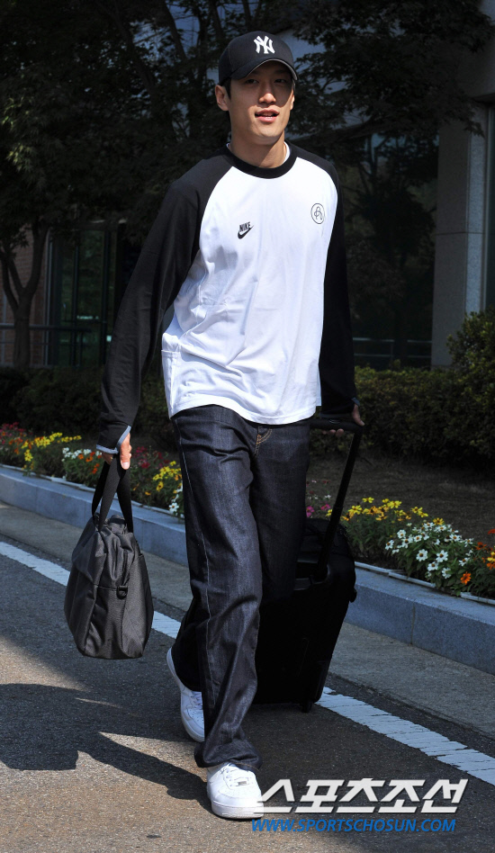 
	���������� 2010.10.7.

  

����巡�� ��û���� ���� û������ ������ û���� ���� ������Ƽ, ����� NY���ڸ� �� �������� 7�� ����NFC�� �Լ��ϰ� �ִ�.   ����NFC=�����ʱ��� young@sportschosun.com


