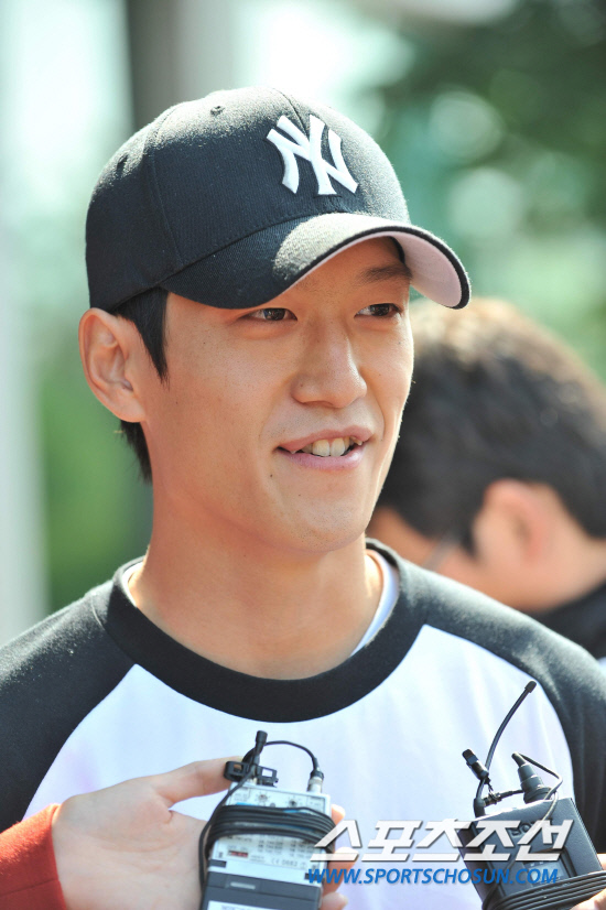 
	���������� 2010.10.7.

  

����巡�� ��û���� ������ û���� ���� ������Ƽ, ����� NY���ڸ� �� �������� 7�� ����NFC�� �Լ��� �� ���ڵ��� ������ ���ϰ� �ִ�.   ����NFC=�����ʱ��� young@sportschosun.com


