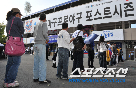 
	2010.10.7/

7�� �뱸 �ùξ߱��忡�� ���� 2010���ξ߱� �÷��̿��� �Ｚ-�λ� ���, ��� �� ����� �ۿ��� �ڸ��� ��� ���� ���� �� �ִ� ���ߵ�

�뱸=��������� songs@sportschosun.com


