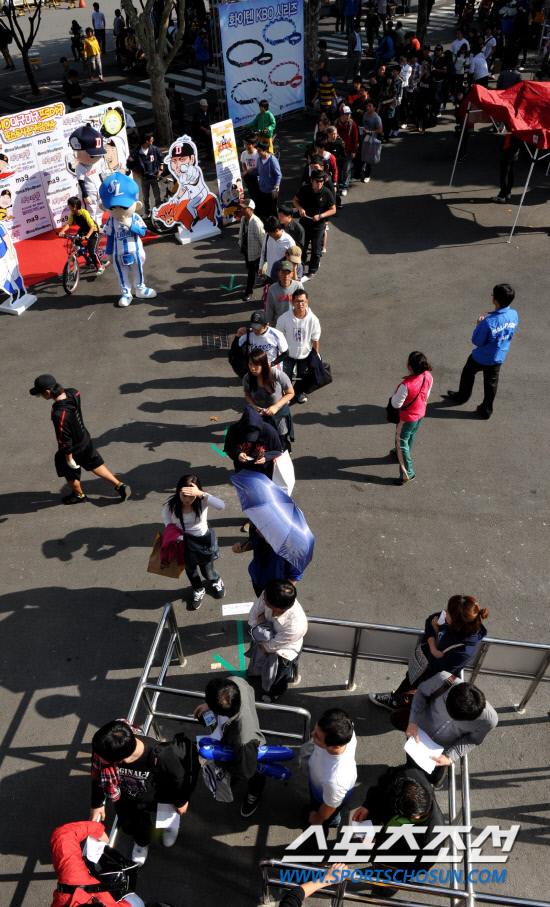 
	2010.10.7/

7�� �뱸 �ùξ߱��忡�� ���� 2010���ξ߱� �÷��̿��� �Ｚ-�λ� ���, ��� �� ����� �ۿ��� �ڸ��� ��� ���� ���� �� �ִ� ���ߵ�

�뱸=��������� songs@sportschosun.com


