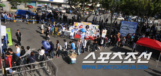 
	2010.10.7/

7�� �뱸 �ùξ߱��忡�� ���� 2010���ξ߱� �÷��̿��� �Ｚ-�λ� ���, ��� �� ����� �ۿ��� �ڸ��� ��� ���� ���� �� �ִ� ���ߵ�

�뱸=��������� songs@sportschosun.com


