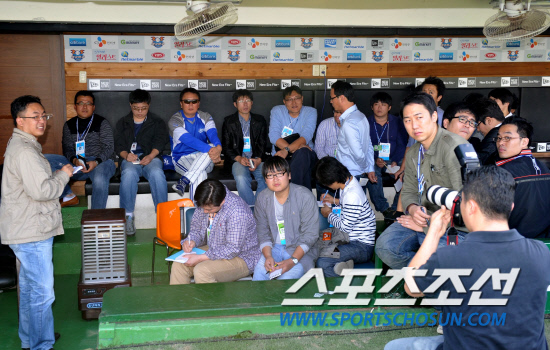 
	2010.10.7/

7�� �뱸 �ùξ߱��忡�� ���� 2010���ξ߱� �÷��̿��� �Ｚ-�λ� ���, ��� �� �Ｚ ������ ������ ���ͺ� �ϱ� ���� ���� ���� ���ڵ��� ���ƿ��� �� �ִ�.

�뱸=��������� songs@sportschosun.com


