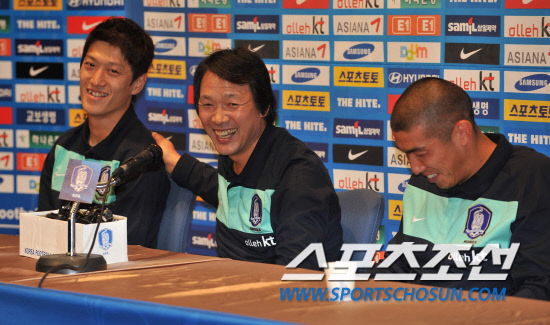 
	���������� 2010.10.07

���� 12�� ������ �յΰ� 7�� ���� NFC���� ���� �౸��ǥ�� ����ȸ�߿��� ������ (���)������ ��û��(����), ���θ��� �Բ� ������ ������ ���ϰ� �ִ�.

 ����NFC=������ ���� young@sportschosun


