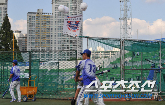 
	2010.10.7/

7�� �뱸 �ùξ߱��忡�� ���� 2010���ξ߱� �÷��̿��� �Ｚ-�λ� ���, ��� �� �Ｚ �������� �Ʒÿ� ���ϰ� �ִ� ���, �λ꿡�� ���� ��PO 3�������� ������ ����Ų KBO �ֵ������ ����� ������ �̵� ��ġ�Ǿ� �־� ������ ���� �ִ�.

�뱸=��������� songs@sportschosun.com


