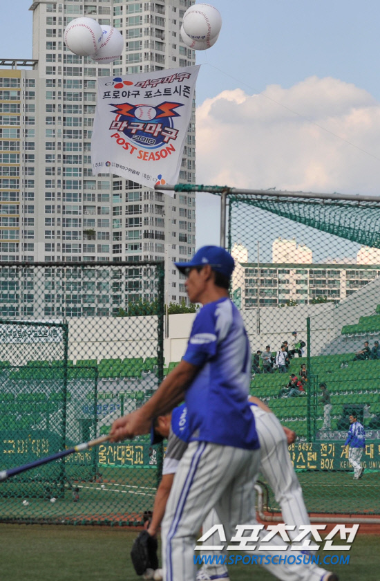 
	2010.10.7/

7�� �뱸 �ùξ߱��忡�� ���� 2010���ξ߱� �÷��̿��� �Ｚ-�λ� ���, ��� �� �Ｚ �������� �Ʒÿ� ���ϰ� �ִ� ���, �λ꿡�� ���� ��PO 3�������� ������ ����Ų KBO �ֵ������ ����� ������ �̵� ��ġ�Ǿ� �־� ������ ���� �ִ�.

�뱸=��������� songs@sportschosun.com


