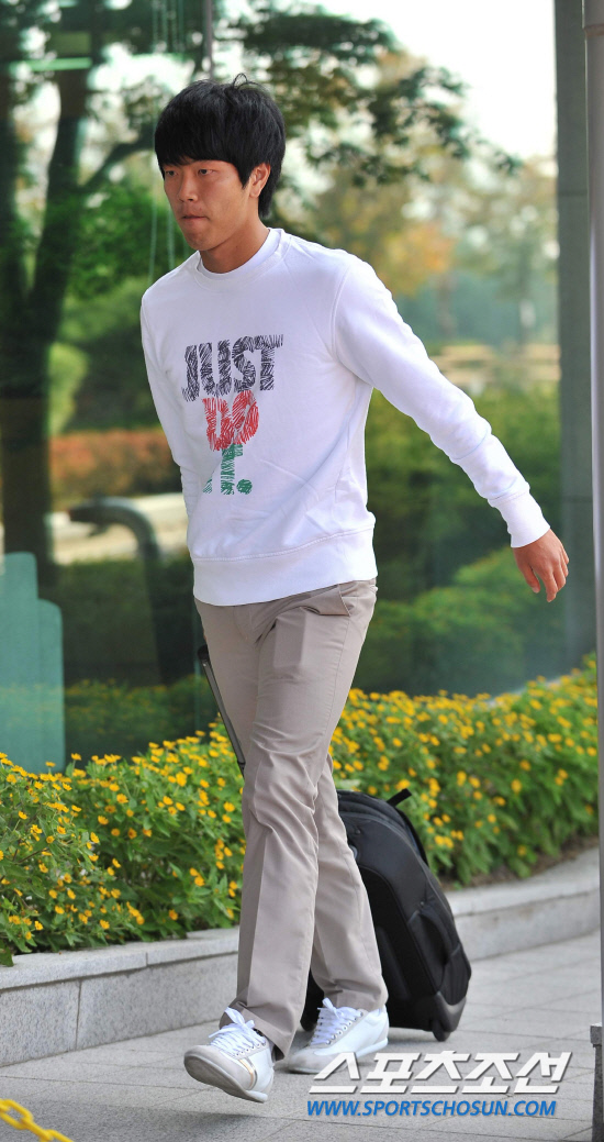 
	���������� 2010.10.7.

���� 12�� �������� �յΰ� �౸������ǥ �迵���� �Ͼ�Ƽ�� �������� Į�ָ� ���� �������� ����NFC�� �Լ��ϰ� �ִ�.   ����NFC=�����ʱ��� young@sportschosun.com


