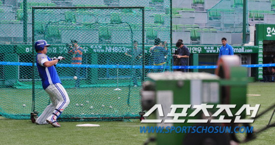 
	2010�� 10�� 7��

7�� �뱸���� ���� �÷��̿��� 1������ �ռ� �Ｚ �����̰� ��Ʈ �Ʒ��� �ϰ� �ִ�. �����̰� ��Ī �ӽſ��� ���� ���� ȭ��¦ ���� �ִ�.

�뱸= ���� ���� kyungmin@sportschosun.com


