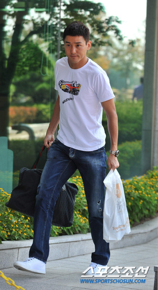 
	���������� 2010.10.7.

�౸������ǥ �������� û����, �Ͼ�Ƽ��  ����Ƽ�� �������� ����NFC�� �Լ��ϰ� �ִ�.   ����NFC=�����ʱ��� young@sportschosun.com


