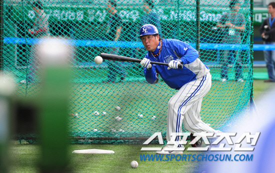 
	2010�� 10�� 7��

7�� �뱸���� ���� �÷��̿��� 1������ �ռ� �Ｚ�� �ȹ渶�� �������� ��Ʈ ������ �ϰ� �ִ�.

�뱸= ���� ���� kyungmin@sportschosun.com


