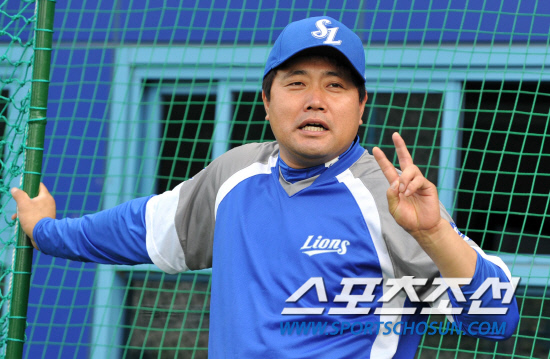 
	2010.10.7/

7�� �뱸�ùξ߱��忡�� ���� 2010���ξ߱� �÷��̿��� �Ｚ-�λ� ���, ��� �� �Ｚ �������� �Ĺ���� ���� ���ú��� ������ ���� �¸��� �����ϴ� �¸��� '����'�� �׷����� �ִ�.

�뱸=��������� songs@sportschosun.com


