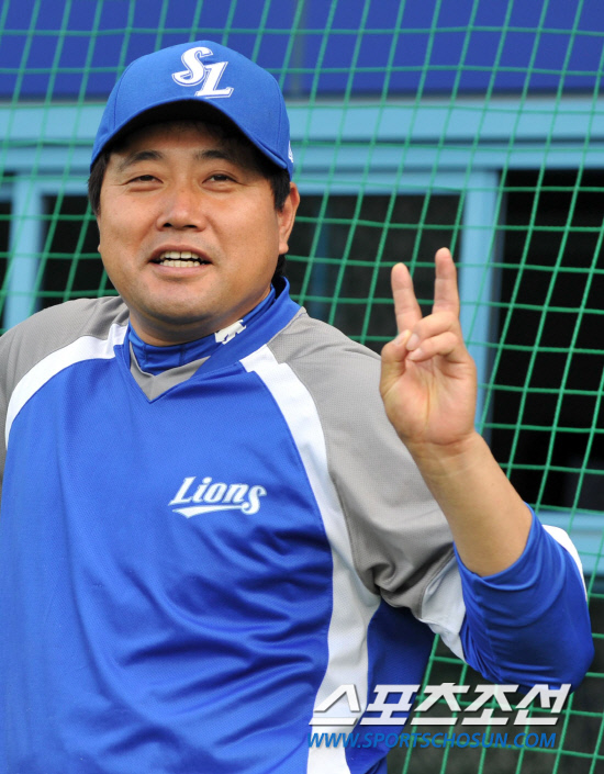 
	2010.10.7/

7�� �뱸�ùξ߱��忡�� ���� 2010���ξ߱� �÷��̿��� �Ｚ-�λ� ���, ��� �� �Ｚ �������� �Ĺ���� ���� ���ú��� ������ ���� �¸��� �����ϴ� �¸��� '����'�� �׷����� �ִ�.

�뱸=��������� songs@sportschosun.com


