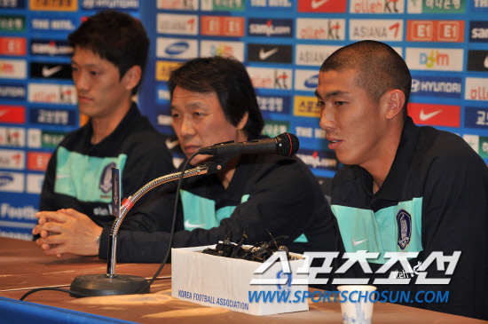 
	���������� 2010.10.07

���� 12�� ������ �յΰ� 7�� ���� NFC���� ���� �౸��ǥ�� ����ȸ�߿��� ���θ�(������))�� ������ (���)����,��û��� �Բ� ������ ������ ���ϰ� �ִ�.

 ����NFC=������ ���� young@sportschosun


