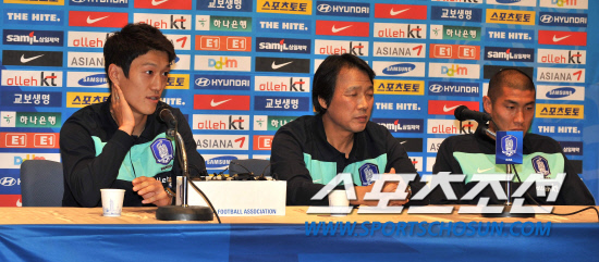 
	���������� 2010.10.07

���� 12�� ������ �յΰ� 7�� ���� NFC���� ���� �౸��ǥ�� ����ȸ�߿��� ��û��(����)�� ������ (���)����,���θ��� �Բ� ������ ������ ���ϰ� �ִ�.

 ����NFC=������ ���� young@sportschosun


