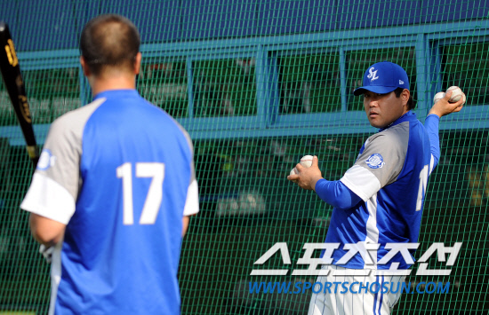 
	2010,10,07

PO1���� �Ｚ-�λ�

�Ｚ�� ���� �������� ���� �Ŀ��� ���� ���� ��Ȱ���� �ϰ� �ִ�.

�������� PO1������ �������� 7�� ������� ����忡 ���� ä���� �� �Ĺ���� ���� ���ú��� �����ִ� ���ϸ� �������� Ÿ���ڼ��� ���ָ� ���� �¸��� ���� ����ߴ�.

�뱸=����������basser@sportschosun.com


