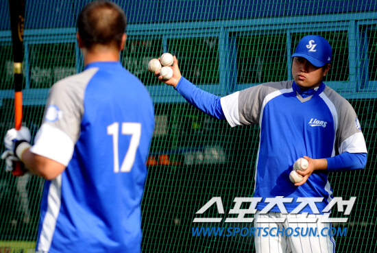 
	2010,10,07

PO1���� �Ｚ-�λ�

�Ｚ�� ���� �������� ���� �Ŀ��� ���� ���� ��Ȱ���� �ϰ� �ִ�.

�������� PO1������ �������� 7�� ������� ����忡 ���� ä���� �� �Ĺ���� ���� ���ú��� �����ִ� ���ϸ� �������� Ÿ���ڼ��� ���ָ� ���� �¸��� ���� ����ߴ�.

�뱸=����������basser@sportschosun.com


