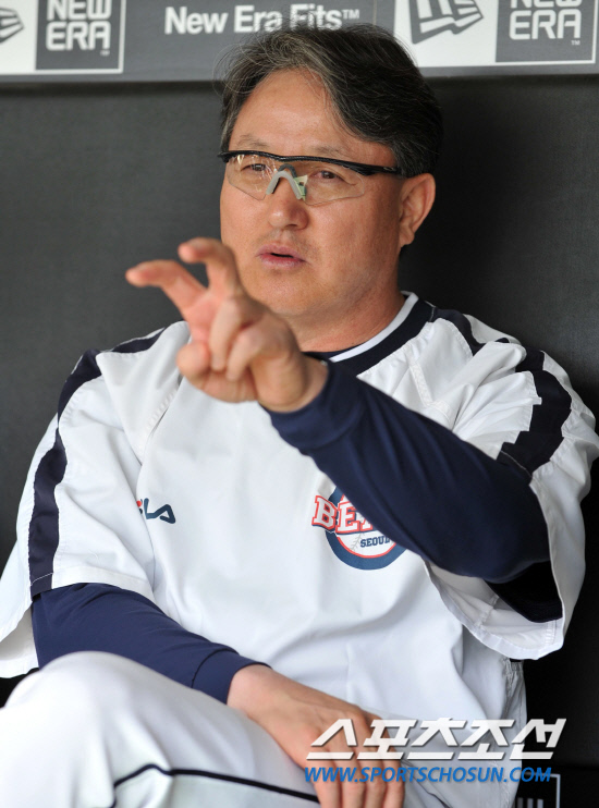 
	2010.10.7/

7�� �뱸 �ùξ߱��忡�� ���� 2010���ξ߱� �÷��̿��� �Ｚ-�λ� ���, ��� �� �λ� ��湮 ������ ���ƿ����� ���ڵ��� ������ ���ϰ� �ִ�.

�뱸=��������� songs@sportschosun.com


