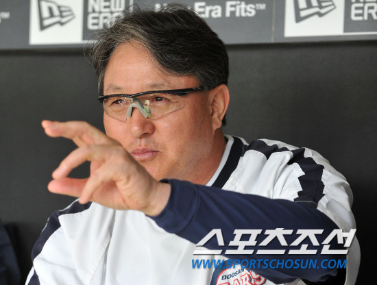 
	2010.10.7/

7�� �뱸 �ùξ߱��忡�� ���� 2010���ξ߱� �÷��̿��� �Ｚ-�λ� ���, ��� �� �λ� ��湮 ������ ���ƿ����� ���ڵ��� ������ ���ϰ� �ִ�.

�뱸=��������� songs@sportschosun.com


