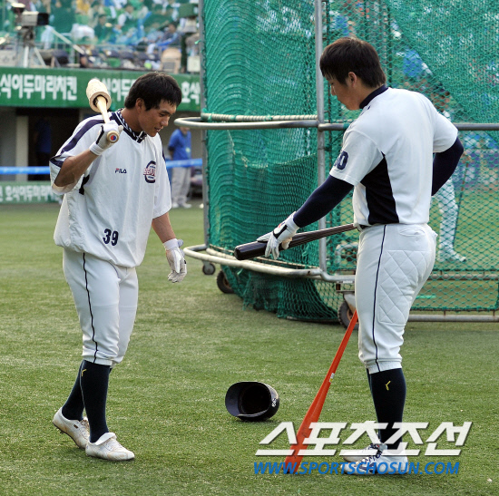 
	2010�� 10�� 7��

7�� �뱸���� ���� �÷��̿��� 1������ �ռ� �Ʒÿ� ���� ������(����)�� �������� ��Ʈ�� ���캸�� �ִ�.

�뱸= ���� ���� kyungmin@sportschosun.com


