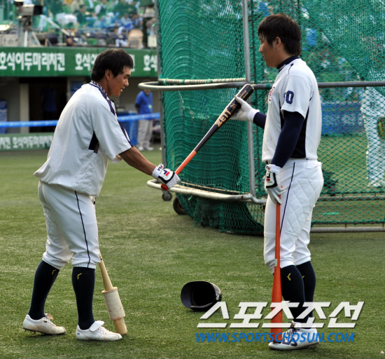 
	2010�� 10�� 7��

7�� �뱸���� ���� �÷��̿��� 1������ �ռ� �Ʒÿ� ���� ������(����)�� �������� ��Ʈ�� ���캸�� �ִ�.

�뱸= ���� ���� kyungmin@sportschosun.com


