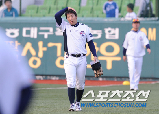 
	2010.10.7/

7�� �뱸 �ùξ߱��忡�� ���� 2010���ξ߱� �÷��̿��� �Ｚ-�λ� ���, ��� �� �λ� �������� �Ʒ��� ��ġ�� ������ ǥ������ ���ƿ����� ������ �ִ�.

�뱸=��������� songs@sportschosun.com


