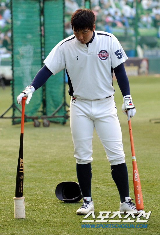 
	2010,10,07

PO1���� �Ｚ-�λ�

�λ� ���� �������� PO1���� ���߿��� ���ܵǾ���.

�λ� ��湮������ ��� �� ���ڵ�� ���� �ڸ����� �������� �������ܸ� ���������� ���ߴ�.

�������� �����Ʒÿ��� �ڽ��� ���ʸ� ��ٸ��� �ִ�.

�뱸=����������basser@sportschosun.com


