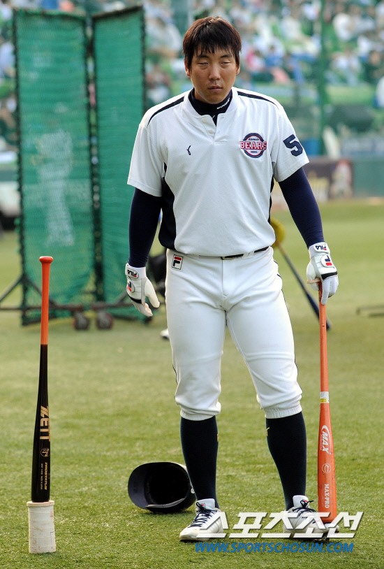 
	2010,10,07

PO1���� �Ｚ-�λ�

�λ� ���� �������� PO1���� ���߿��� ���ܵǾ���.

�λ� ��湮������ ��� �� ���ڵ�� ���� �ڸ����� �������� �������ܸ� ���������� ���ߴ�.

�������� �����Ʒÿ��� �ڽ��� ���ʸ� ��ٸ��� �ִ�.

�뱸=����������basser@sportschosun.com


