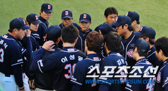 
	2010�� 10�� 7��

7�� �뱸���� ���� �÷��̿��� 1������ �ռ� �λ� �������� �ʽ��� �����ϰ� �ִ�.

�뱸= ���� ���� kyungmin@sportschosun.com


