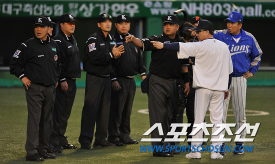 
	2010�� 10�� 7��

7�� �뱸���� ���� �÷��̿��� 1������ �ռ� ��ǳ�� �ֽ�(�����ʿ��� �ι�°)�� ���� �������� ������ ���÷꿡 ���� �����ϰ� �ִ�.

�뱸= ���� ���� kyungmin@sportschosun.com


