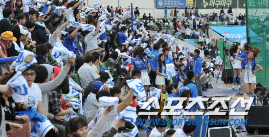 
	2010.10.7/

7�� �뱸 �ùξ߱��忡�� ���� 2010���ξ߱� �÷��̿��� 1���� �Ｚ-�λ� ���, �Ｚ�� �����ϴ� �ҵ��� ������ ���� ���� ������ ��ġ�� �ִ�.

�뱸=��������� songs@sportschosun.com


