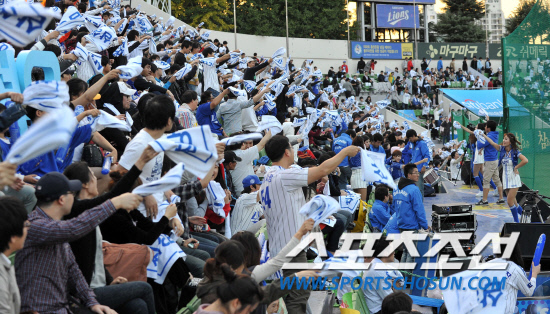 
	2010.10.7/

7�� �뱸 �ùξ߱��忡�� ���� 2010���ξ߱� �÷��̿��� 1���� �Ｚ-�λ� ���, �Ｚ�� �����ϴ� �ҵ��� ������ ���� ���� ������ ��ġ�� �ִ�.

�뱸=��������� songs@sportschosun.com


