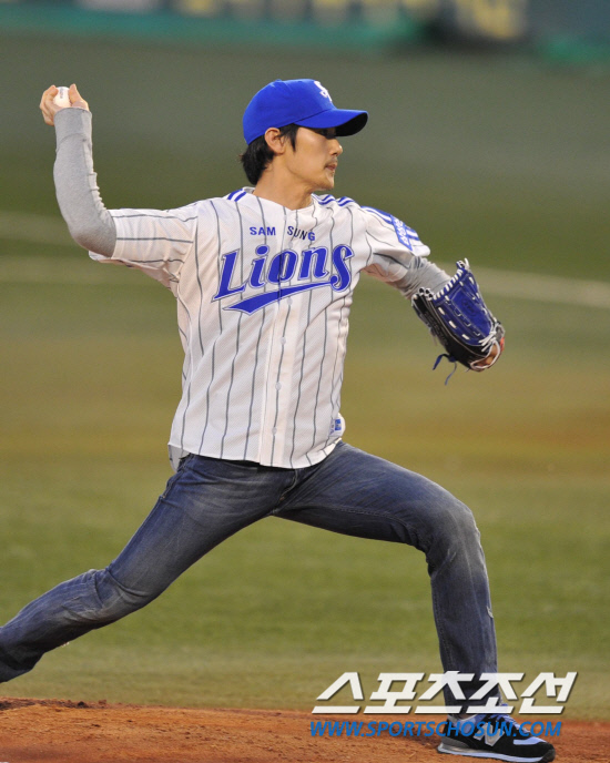 
	2010.10.7/

7�� �뱸 �ùξ߱��忡�� ���� 2010���ξ߱� �÷��̿��� 1���� �Ｚ-�λ� ���, ��� �� ��ȭ��� �谭�찡 �Ŀ�Ǯ�� �ñ��� ��ġ�� �ִ�. 

�뱸=��������� songs@sportschosun.com


