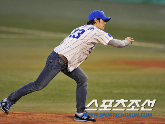 
	2010.10.7/

7�� �뱸 �ùξ߱��忡�� ���� 2010���ξ߱� �÷��̿��� 1���� �Ｚ-�λ� ���, ��� �� ��ȭ��� �谭�찡 �Ŀ�Ǯ�� �ñ��� ��ġ�� �ִ�. 

�뱸=��������� songs@sportschosun.com


