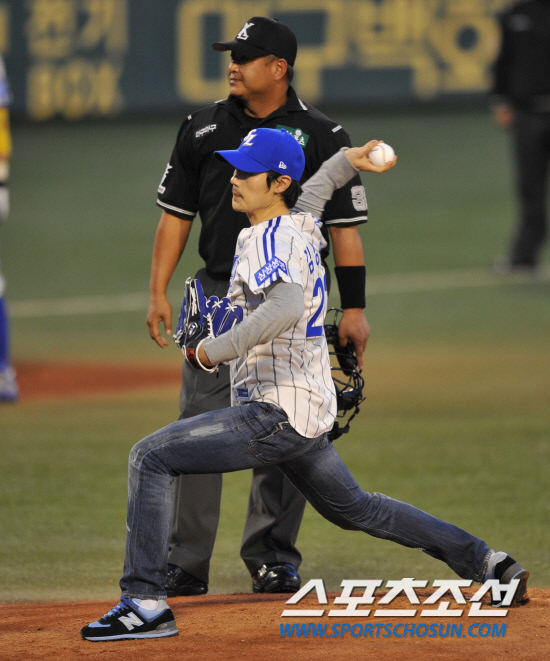 
	2010�� 10�� 7��

7�� �뱸���� ���� �÷��̿��� 1�������� ��ȭ��� �谭�찡 �ñ��� �ϰ� �ִ�.

�뱸= ���� ���� kyungmin@sportschosun.com


