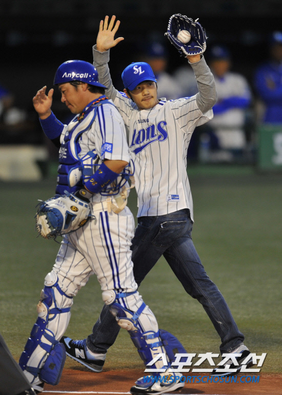 
	2010�� 10�� 7��

7�� �뱸���� ���� �÷��̿��� 1�������� ��ȭ��� �谭�찡 �ñ��� �� �� ���ߵ鿡�� �λ縦 �ϰ� �ִ�.

�뱸= ���� ���� kyungmin@sportschosun.com


