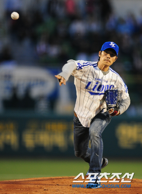 
	2010,10,07

PO1���� �Ｚ-�λ�

��ȭ��� �谭�찡 PO1���� �ñ��� �ߴ�.

�谭��� ���� �߱��ҵ� �տ����� �ñ��� ������ �� �� ���Ľñ� 20�� ������ ��忡�� ������ ���� �÷Ȱ� �� ���п� ���� �ñ��� �� �� �־���.

�뱸=����������basser@sportschosun.com


