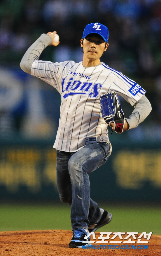 
	2010,10,07

PO1���� �Ｚ-�λ�

��ȭ��� �谭�찡 PO1���� �ñ��� �ߴ�.

�谭��� ���� �߱��ҵ� �տ����� �ñ��� ������ �� �� ���Ľñ� 20�� ������ ��忡�� ������ ���� �÷Ȱ� �� ���п� ���� �ñ��� �� �� �־���.

�뱸=����������basser@sportschosun.com


