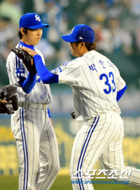 
	2010,10,07

PO1���� �Ｚ-�λ�

�Ｚ ���ͼ� �����̰� �������� �������� ��ȴ�. �����̴� 1ȸ�� 1�� 2,3���� �����Ȳ���� �λ� ���ؼ��� ����ö��̸� ��� ��ٷ� Ȩ���� �۱��� 3������ �������� Ȩ���� �ƿ����״�. �������� �̴��� ���� �� �������� �÷��̿� ������ ǥ�÷� �������̺긦 �ϰ� �ִ�.

�뱸=����������basser@sportschosun.com


