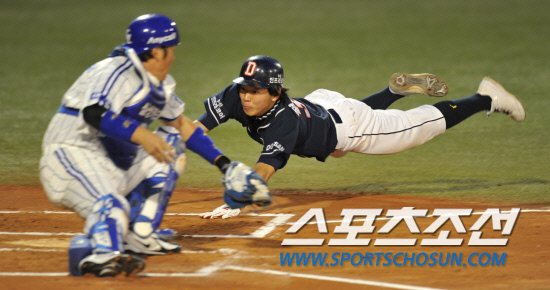 
	2010�� 10�� 7��

7�� �뱸���� ���� �÷��̿��� 1�������� 1ȸ�� �λ� ���ؼ��� ���ͼ� �ö��̶� Ȩ�� �پ��� �������� �±׾ƿ��ǰ� �ִ�. 

�뱸= ���� ���� kyungmin@sportschosun.com


