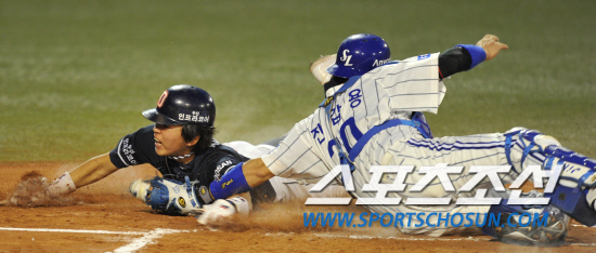 
	2010�� 10�� 7��

7�� �뱸���� ���� �÷��̿��� 1�������� 1ȸ�� �λ� ���ؼ��� ���ͼ� �ö��̶� Ȩ�� �پ��� �������� �±׾ƿ��ǰ� �ִ�. 

�뱸= ���� ���� kyungmin@sportschosun.com


