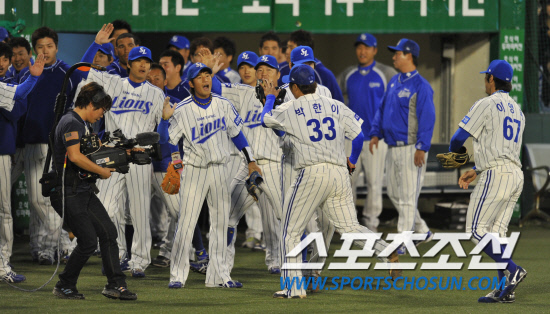 
	2010�� 10�� 7��

7�� �뱸���� ���� �÷��̿��� 1�������� 1ȸ�� �λ� ���ؼ��� �ö��̸� ��� �׸����� �۱��� Ȩ�� �پ��� �������� �ƿ���Ų ���ͼ� �����̰� ���� ���붧 ������� ȯȣ�� �ް� �ִ�.

�뱸= ���� ���� kyungmin@sportschosun.com


