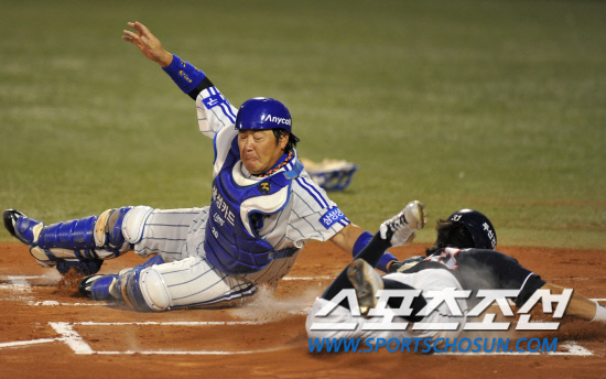 
	2010.10.7/

7�� �뱸 �ùξ߱��忡�� ���� 2010���ξ߱� �÷��̿��� 1���� �Ｚ-�λ� ���, 1ȸ�� 1�� 2,3�� ���ؼ��� ���ͼ� �ö��̶� 3������ �������� Ȩ���� �⵵������ �Ｚ ������ ���ͼ��� ��Ȯ�� �۱��� Ȩ���� ������ �������� �±� �ƿ��ǰ� �ִ�.

�뱸=��������� songs@sportschosun.com


