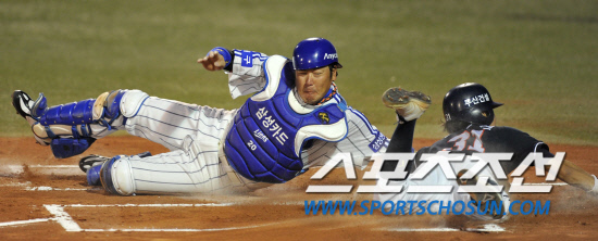 
	2010.10.7/

7�� �뱸 �ùξ߱��忡�� ���� 2010���ξ߱� �÷��̿��� 1���� �Ｚ-�λ� ���, 1ȸ�� 1�� 2,3�� ���ؼ��� ���ͼ� �ö��̶� 3������ �������� Ȩ���� �⵵������ �Ｚ ������ ���ͼ��� ��Ȯ�� �۱��� �±� �ƿ��ǰ� �ִ�.

�뱸=��������� songs@sportschosun.com


