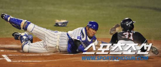 
	2010.10.7/

7�� �뱸 �ùξ߱��忡�� ���� 2010���ξ߱� �÷��̿��� 1���� �Ｚ-�λ� ���, 1ȸ�� 1�� 2,3�� ���ؼ��� ���ͼ� �ö��̶� 3������ �������� Ȩ���� �⵵������ �Ｚ ������ ���ͼ��� ��Ȯ�� �۱��� Ȩ���� ������ �������� �±� �ƿ��ǰ� �ִ�.

�뱸=��������� songs@sportschosun.com


