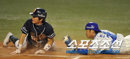 
	2010�� 10�� 7��

7�� �뱸���� ���� �÷��̿��� 1�������� 1ȸ�� �λ� ���ؼ��� ���ͼ� �ö��̶� Ȩ�� �پ��� �������� �±׾ƿ��ǰ� �ִ�. ������(����)�� ���� �������� ��ǳ�� �ֽ��� ������ ���Ѻ��� �ִ�.

�뱸= ���� ���� kyungmin@sportschosun.com


